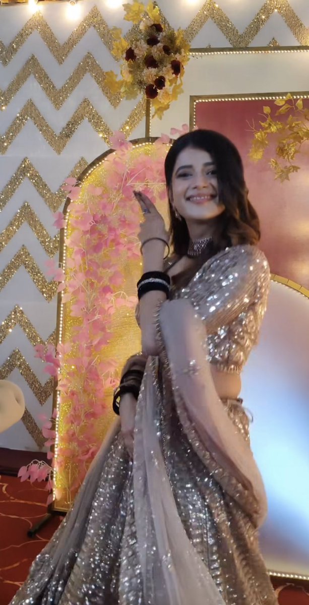 I AM IN LOVE WITH THIS LOOK SHE IS SO DAMN PRETTYYYYY UGHHHHH