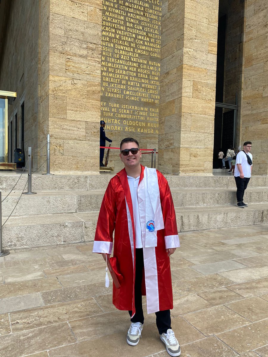 Yaşar Üniversitesi Müzik Bölümünü burslu ve İzmir Demokrasi Üniversitesi Müzikoloji Bölümünü kazanan öğrencimiz Boran CEBECİ'yi tebrik ediyoruz.