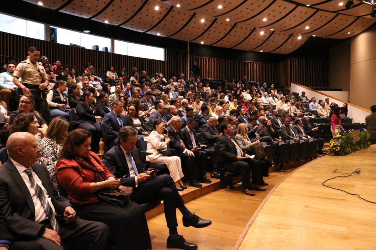 PabloBeltran_A's tweet photo. 👥| Hoy asistimos al inicio de un proceso de evaluación, que más allá de buscar la acreditación nos va a permitir autovaluarnos como Sistema de Educación Superior. Desde una perspectiva social, una educación superior de calidad no solo promueve la equidad y reduce desigualdades. https://t.co/WeFGJ9pBpp