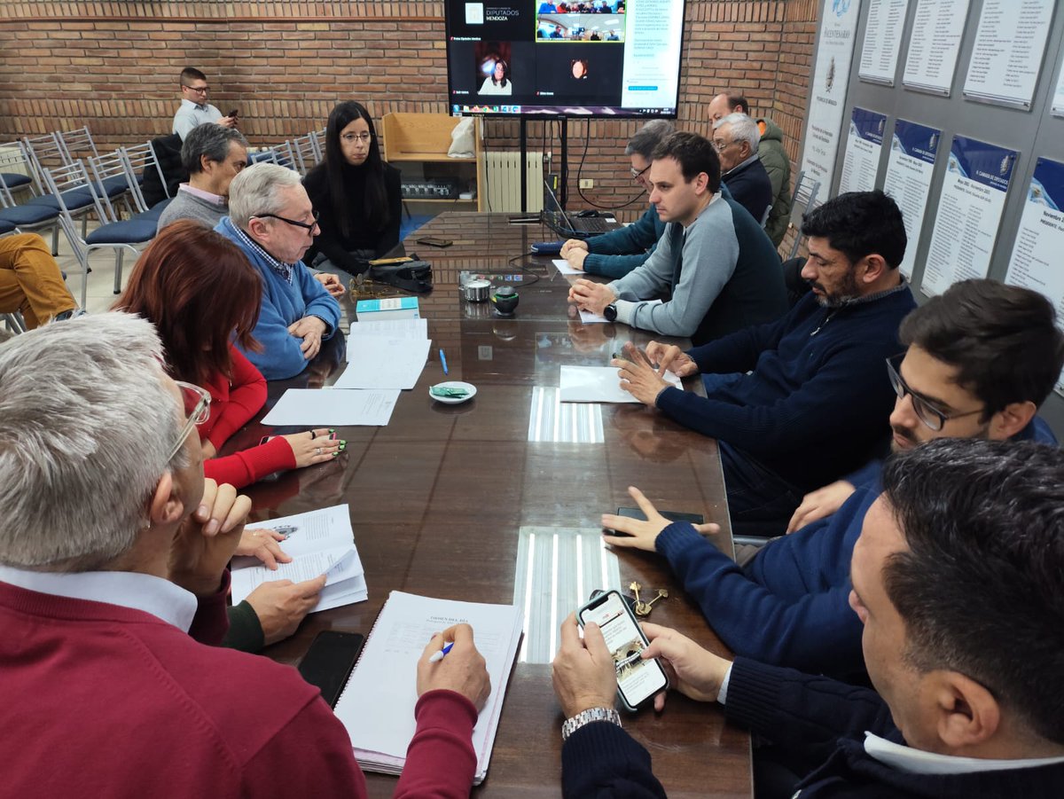 DiputadosMza's tweet photo. #comsiones
La comisión de Legislación y Asuntos Constitucionales que preside @ambrosinifran(UCR) estudió diferentes proyectos obrantes en el índice de la comisión. Se puso el foco en algunos que tienen como premisa la reforma de artículos de la Constitución provincial https://t.co/MP9HZaMzUX