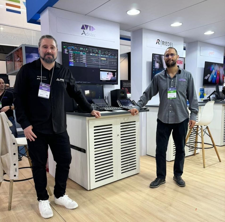 ProClass_RJ's tweet photo. Stand da Avid na SET EXPO 2024!
O Coordenador da ProClass Renato Pereira está com o Eduardo Andrade, Diretor de vendas da Avid da América Latina, apresentando as controladoras e interfaces e novidades dos softwares.
https://t.co/zExdyhKBHk
.
#SETExpo2024 #setexpo #avid https://t.co/Lxn0dRl26f