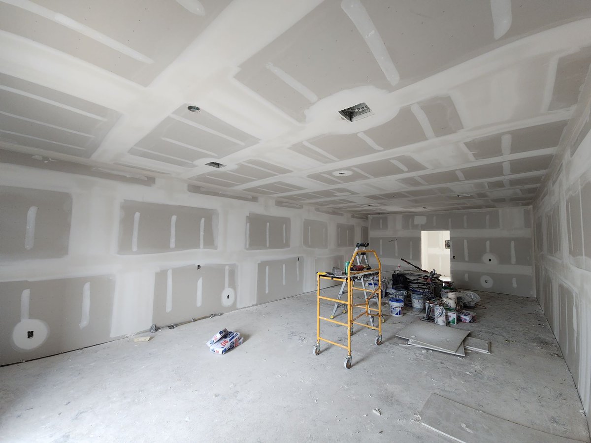 EuroRestoration's tweet image. Our team in Port Charlotte, FL, is transforming the interior of Irongate North Strip Mall after water damage. Smooth drywall installation in progress! 💪 #DrywallInstallation #PortCharlotteFL #EuroRestorations