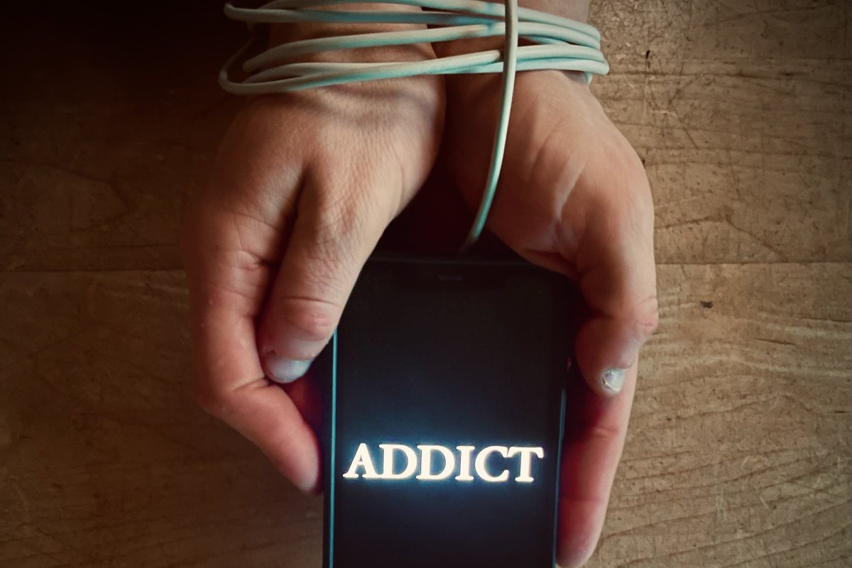 Fringe Review: Addict ★★★★★
Powerful one-man play about the dangers of social media addiction #EdFringe #EdFringe2024 
theweereview.com/review/addict/