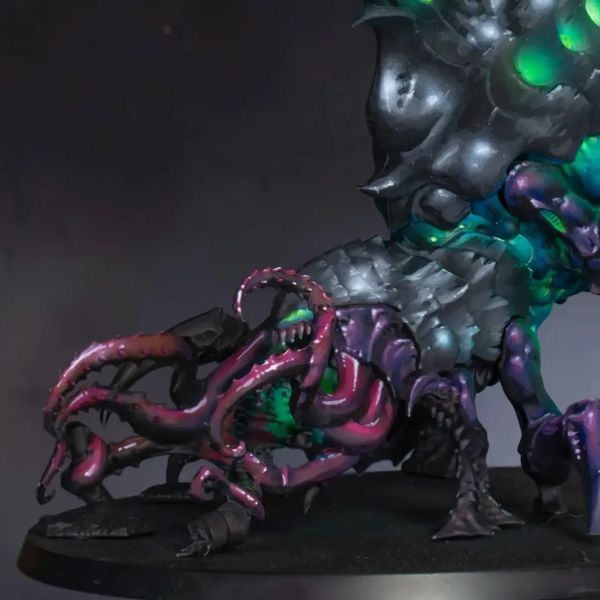 I painted this tyranid psychofagus 1 year ago, i tryed to create an inner glow, so the idea is lighter in the deepest parts and darker where there is more density of tissues. For the armor I moist the carapace to locate its natural reflections.
#warhammer40k #warhammercommunity