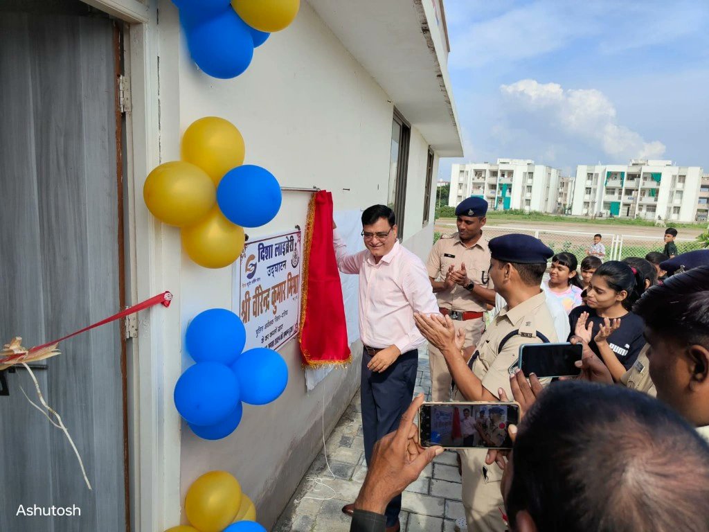 CSamvedna's tweet photo. Glad to share the launch of Datia's 1st library and reading room at the Police Line, tailored for students preparing for competitive exams. Inspired by Dr. @veerendramishra's conversations with students, this initiative aims to fill the gaps in resources, facilities, and guidance https://t.co/brbgDQ2lQa