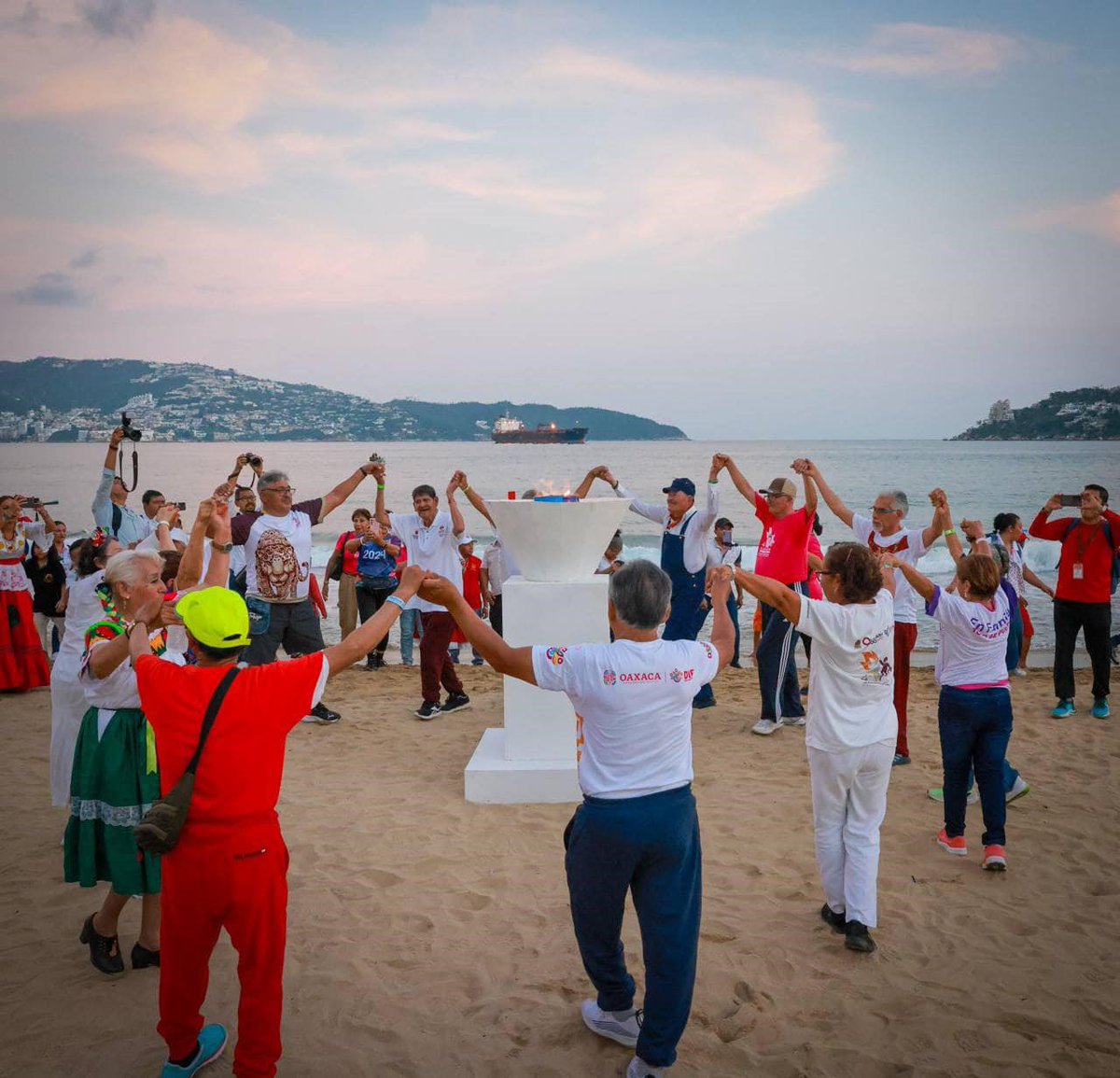 ReneVargasPi's tweet photo. El día de ayer tuve el honor de acompañar a nuestra Gobernadora, Mtra. @EvelynSalgadoP, a la inauguración de las Cuartas Olimpiadas de Oro de las Personas Mayores 2024, en nuestro bello puerto de Acapulco. 
#PlaneandoGuerrero https://t.co/YHxzSBvLtO