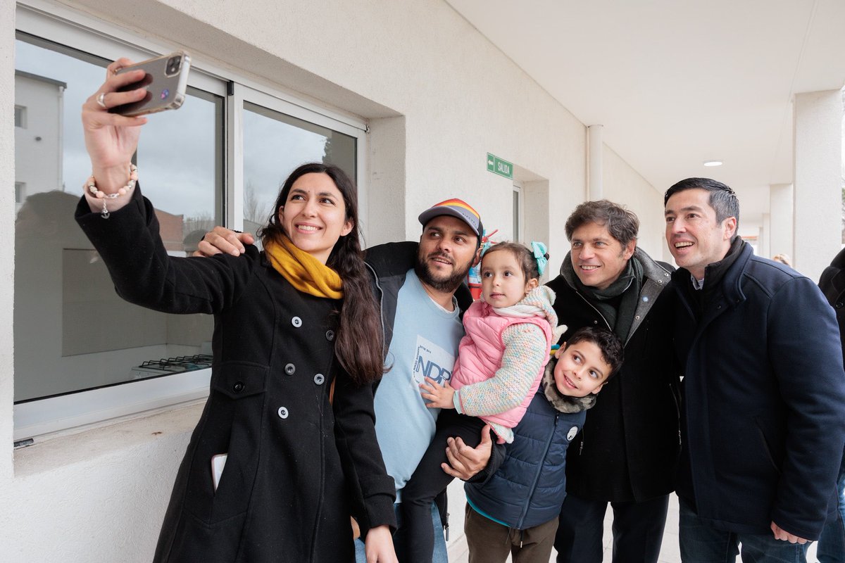 Nardini_Leo's tweet photo. Hoy fue un día muy especial para Malvinas. Con @Kicillofok entregamos las llaves de las viviendas a las familias del Complejo Residencial Morse de Ing. #PabloNogués 🔑🏡

Muy contento de ver transformado este lugar, que antes era un predio abandonado, en un espacio integral para toda la comunidad; y además, en lo personal es la primera entrega de viviendas que me toca inaugurar como intendente municipal. 

Cada una de las llaves que hoy ya tienen las familias es la materialización de un sueño que se hace posible. ¡Felicitaciones!

#ElLugarDeLaFamilia