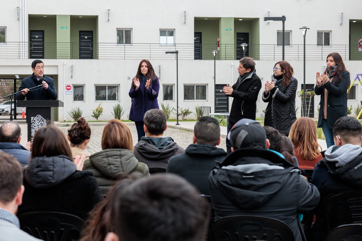 Nardini_Leo's tweet photo. Hoy fue un día muy especial para Malvinas. Con @Kicillofok entregamos las llaves de las viviendas a las familias del Complejo Residencial Morse de Ing. #PabloNogués 🔑🏡

Muy contento de ver transformado este lugar, que antes era un predio abandonado, en un espacio integral para toda la comunidad; y además, en lo personal es la primera entrega de viviendas que me toca inaugurar como intendente municipal. 

Cada una de las llaves que hoy ya tienen las familias es la materialización de un sueño que se hace posible. ¡Felicitaciones!

#ElLugarDeLaFamilia