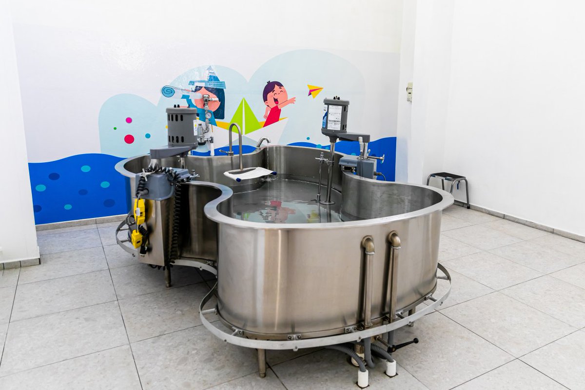 SaludSV's tweet image. ¡Inversión orientada a brindar servicios de rehabilitación a la niñez, juventud y adultos de la zona occidental del país! 🦵💪

Este día, participamos de la inauguración de las nuevas instalaciones del área de hidroterapia del Centro de Rehabilitación Integral de Occidente…