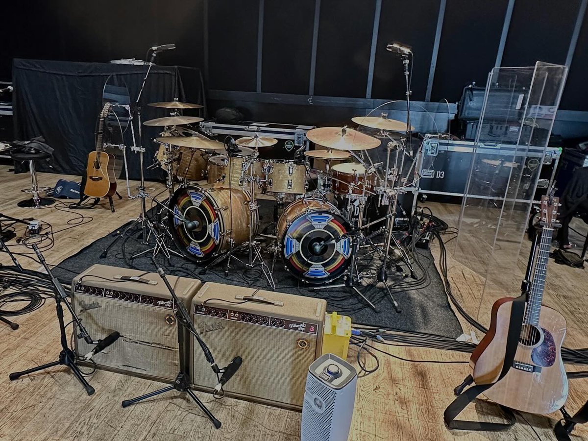 MFRemillard's tweet photo. Jeff Lynne's ELO new tour starts in four days in Palm Desert, CA.
#TurnToStone #ELO #JeffLynne #LivinThing https://t.co/2PyDFK3tqJ