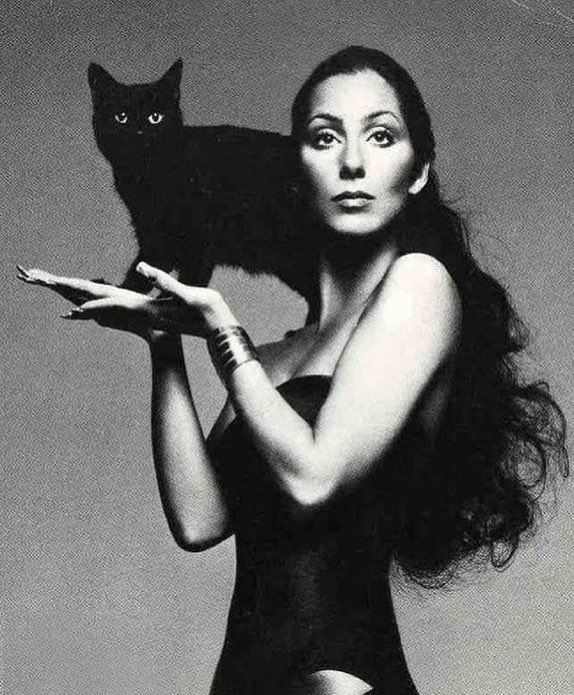 RelatocuriosoK's tweet image. - Cher en una sesión de fotos para su álbum Dark Lady de 1974.