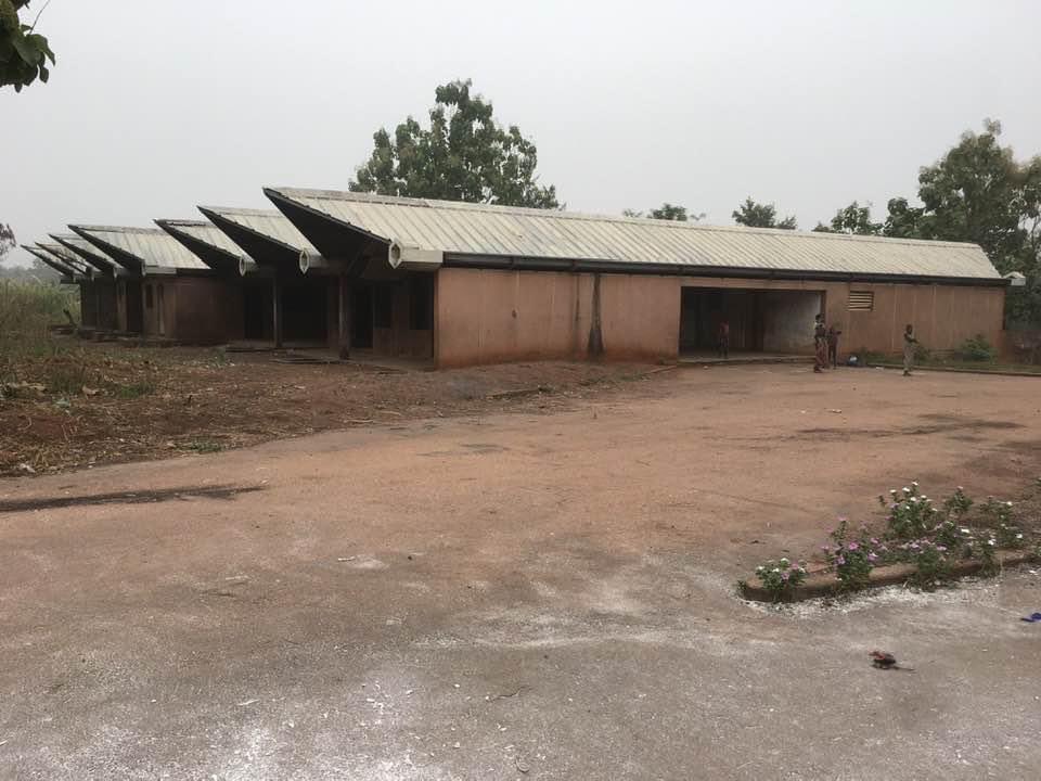 EMubiem's tweet photo. @benbabunga #Kawele: Résidence de Mobutu a été mis à terre & réduit en miettes comme tailler par le burin! Des pilonnes entières ont été cassées comme par un tracteur alors que c’était à main nue par les habitants du village! Nani apesa 🇨🇩 capacité ya destruction massive ti na niveau oyo? https://t.co/qTLvGVVcby