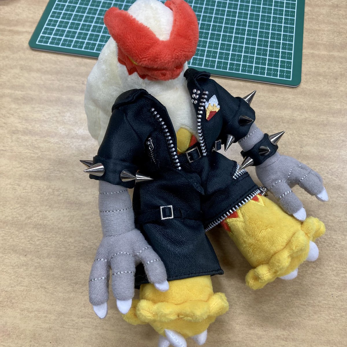 N_A_off's tweet photo. バシャーモのパンクスタイルが一目見た時から本当に好きで堪らなくてどうしてもぬいぐるみが欲しかったので着せ替え用のお洋服を作った　全部手縫いでめちゃくちゃ時間かかったけど大満足🥰 #ポケモンfit https://t.co/3yqrG9fjuP