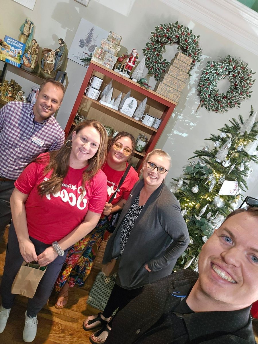 FreedomFirstCU's tweet image. Another day, another cash mob! 💵 Today we showed some love to Boxwood Lane in Downtown Roanoke. Let's keep supporting our local businesses and shopping locally. #CashMob #ShopLocal #BankForGood #SupportSmallBusinesses 🛍️🎉