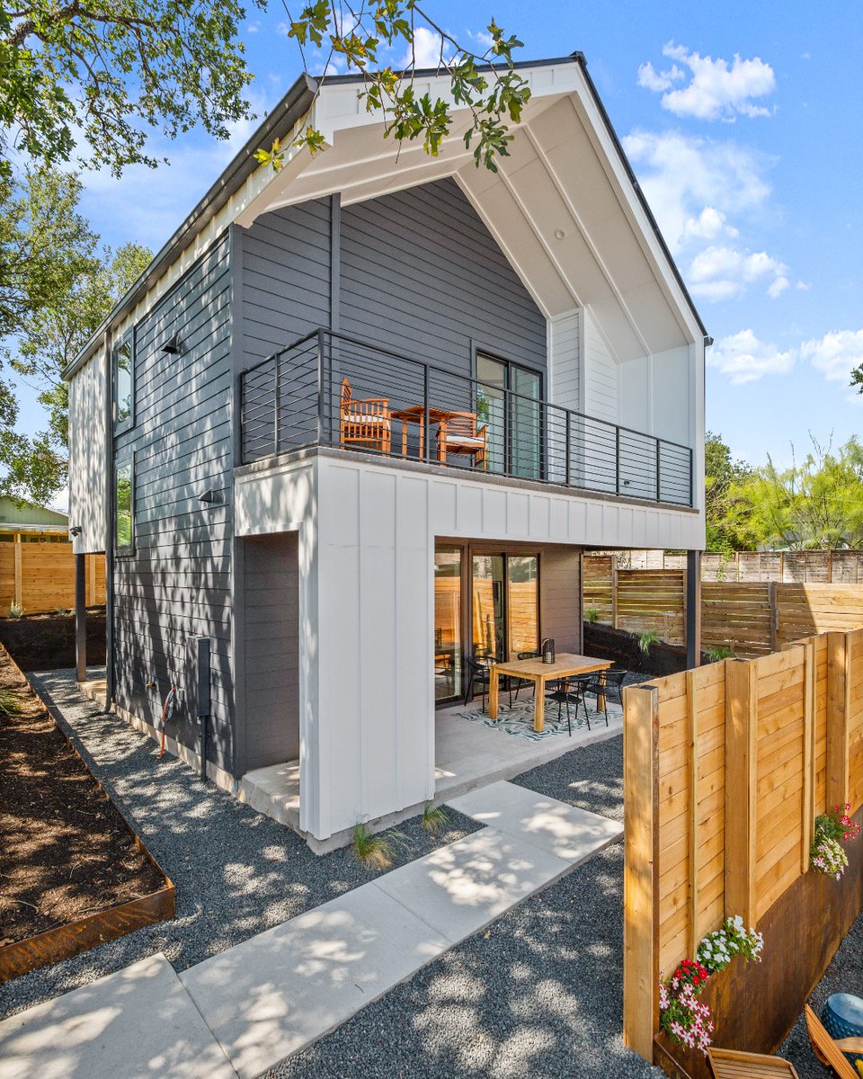 FrecciaGroup's tweet photo. Balconies are perfect for Texas weather! On rainy days, they become cozy retreats for enjoying the soothing sounds of rain.  When it's cool, relax with a book, soaking up the sun and breeze. For coffee, sunsets, or the view, balconies connect you with Texas. Embrace their charm! https://t.co/ZiR46sZZRA