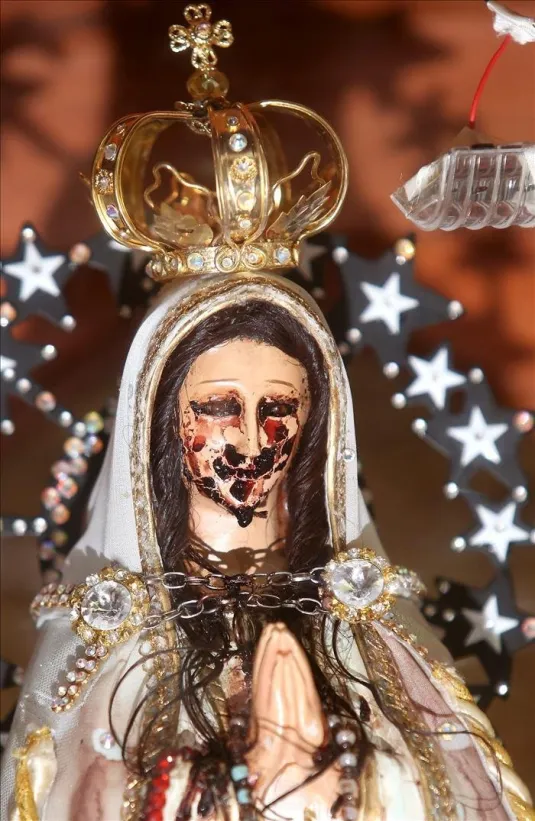 Ekklectico's tweet photo. El catolicismo papista ha hecho de María la madre de todas las contradicciones:

Una mujer casada que es perpetuamente virgen.
Una hija de Adán que es Inmaculada.
Una mujer que muerta es Asunta.
Una intercesora que es considerada omnipresente.
Una mujer humilde exaltada como Reina del Cielo.
Una humana que es venerada con atributos divinos.
Una servidora que es proclamada Co-Redentora.
Una pecadora rescatada que nunca pecó.
Una sierva del Señor que es adorada por multitudes.

Los intentos del catolicismo de emular en María el ministerio de Jesús son ridículos y perniciosos.