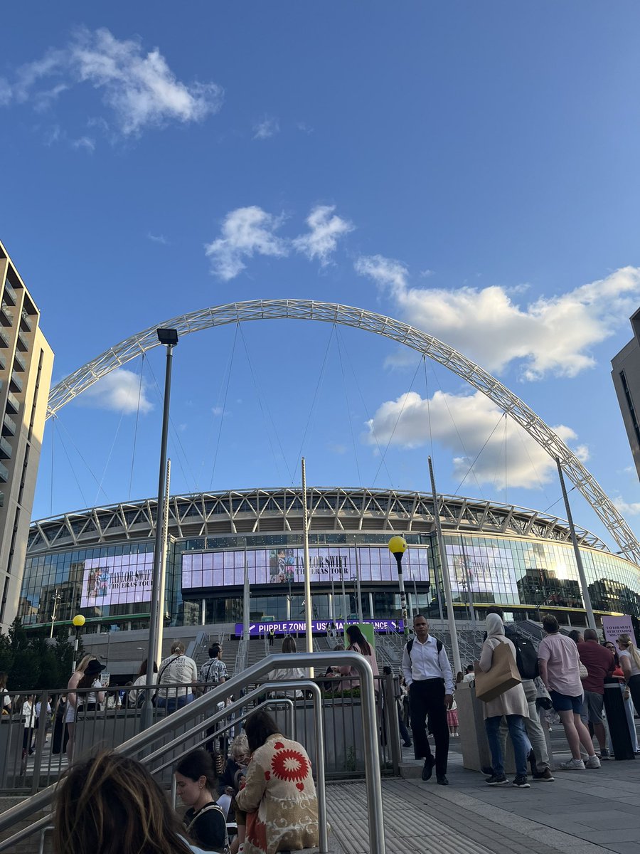 emily 🕯️ tweet media