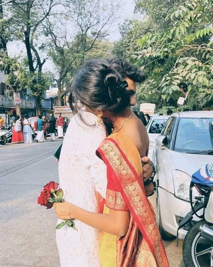 enggmanoj1979's tweet photo. #भूली_बिसरी यादों का पिटारा खुल गया 
जमी हुई यादों पे  कोई गुल रख गया ..

वो गुलाब का फूल मोर का मयूरपंख 
डारियों बीच ,पन्नो पे उकेरे तस्वीर याद आ गया ...

सौम्य कोमल सी, हया के दुपट्टे में लिपटी ख्वाब 
यादों के दरखत पे , यादों का सैलाब उमड़ गया ..

#शायरांश #बज्म https://t.co/g1nMfJtIGj