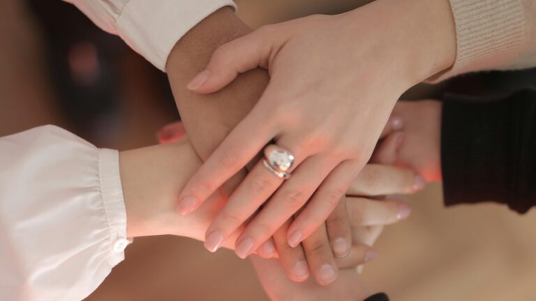 Editorial: No hay duda de que Alberto Hurtado tenía una personalidad y unos dones excepcionales, pero lo fundamental es que vivió muy unido a Jesús y tomó muy en serio su fe. Desde esa experiencia clave se hizo hermano solidario de los demás.
acortar.link/6wmFgB