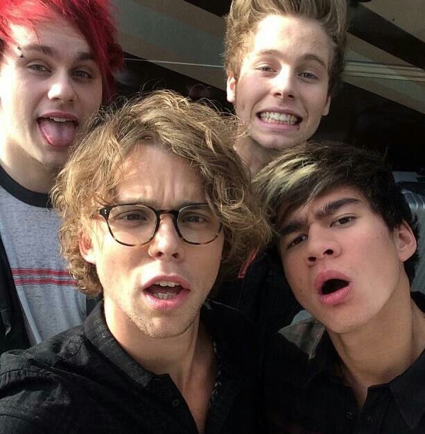 5sosflowers's tweet photo. 💐: for @zweigsoner
💌: bark bark bark
From: @felixctton https://t.co/jWQrGtC9j7