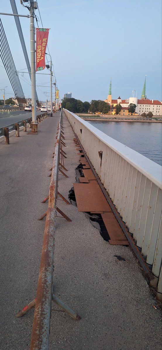 Neesmu tiltu inženieris bet šitā nav jābūt.