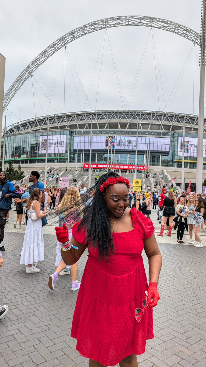 marls__'s tweet image. @taylornation13 I made the friendship bracelets, took the moment and tasted it for last night, can’t believe I manifested my dream surprise song. You’re never on your own, kid. Not with 92,000 people screaming so loudly and beautifully!!!!!!! 💃🏾❣️🎸🎹🎫 #TheErasTourLondon
