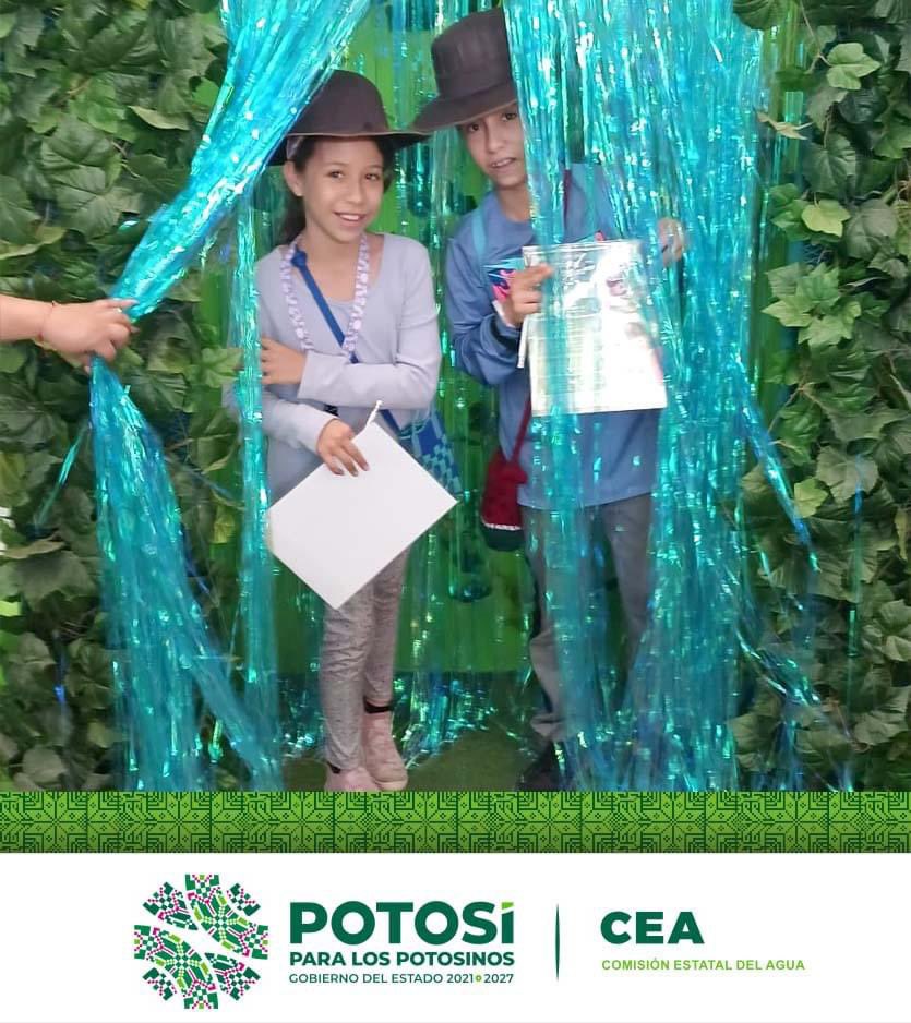 CEA_SLP's tweet photo. Niñas y niños participan en la elaboración del mural interactivo que la @CEA_SLP tiene en la @fenapoOficial https://t.co/NXTrEs84Qc