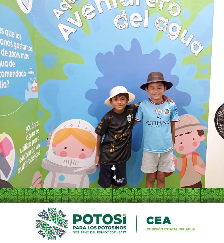 CEA_SLP's tweet photo. Niñas y niños participan en la elaboración del mural interactivo que la @CEA_SLP tiene en la @fenapoOficial https://t.co/NXTrEs84Qc