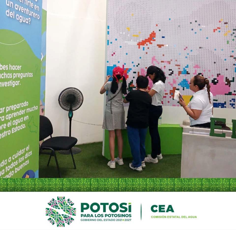 CEA_SLP's tweet photo. Niñas y niños participan en la elaboración del mural interactivo que la @CEA_SLP tiene en la @fenapoOficial https://t.co/NXTrEs84Qc