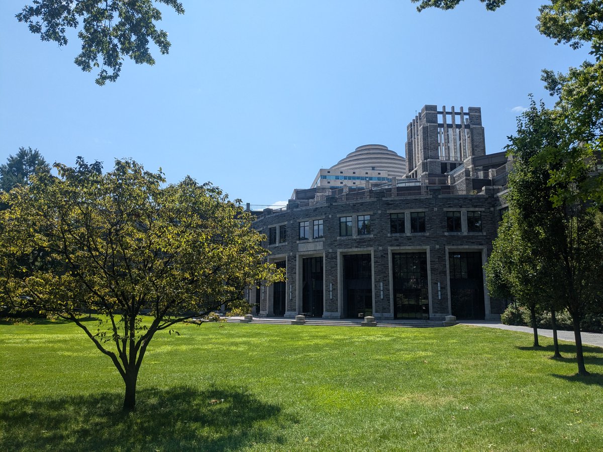 FordhamLibrary's tweet photo. Not trying to be conceited but... Walsh Library is looking good! We can't wait to welcome everyone back next week. 🤓
#FordhamLibraries #FordhamUniversity https://t.co/sT5qEqkYbJ