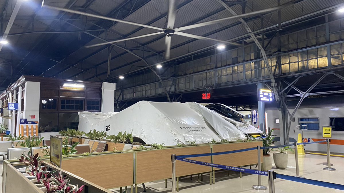 Sebentar lagi Stasiun Pasar Senen punya eskalator. Mempermudah penumpang dari / ke peron 3 dan 4. Terima kasih <a href="/KAI121/">Kereta Api Indonesia</a>