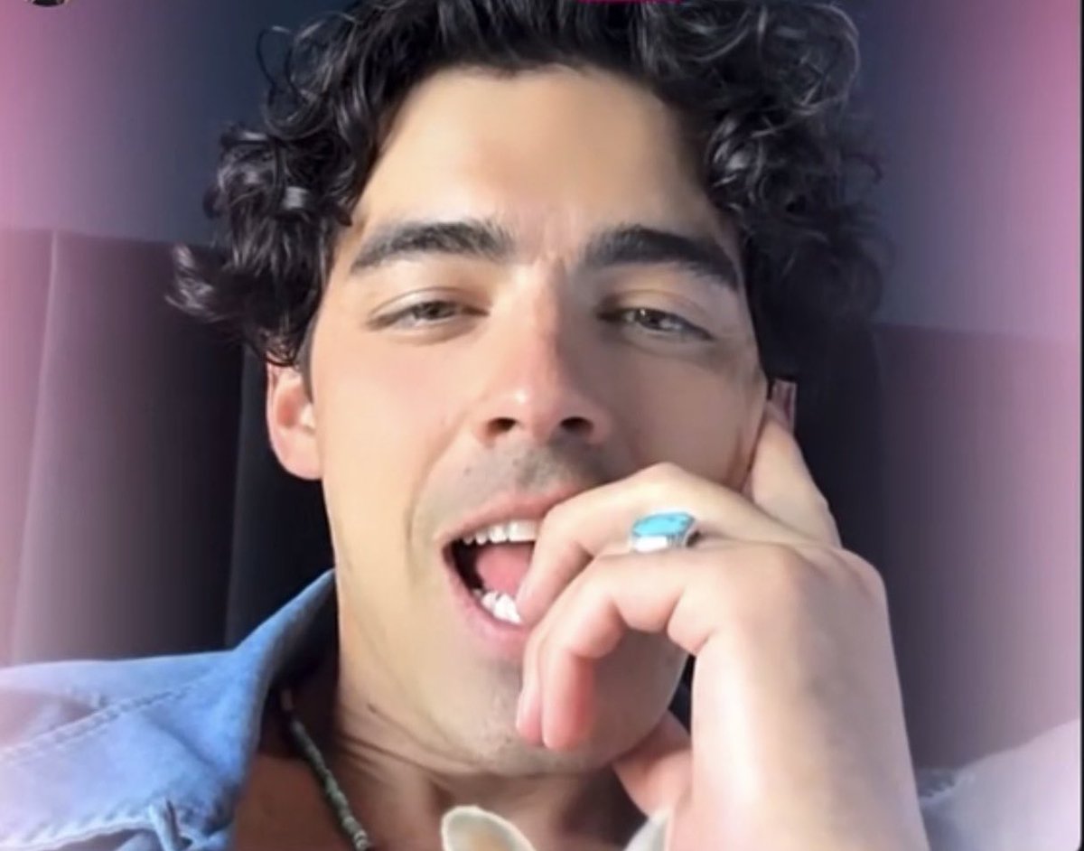 cupofjaneth's tweet photo. Joe jonas es la prueba de que ir a terapia SI FUNCIONA https://t.co/HV4SB22eRq