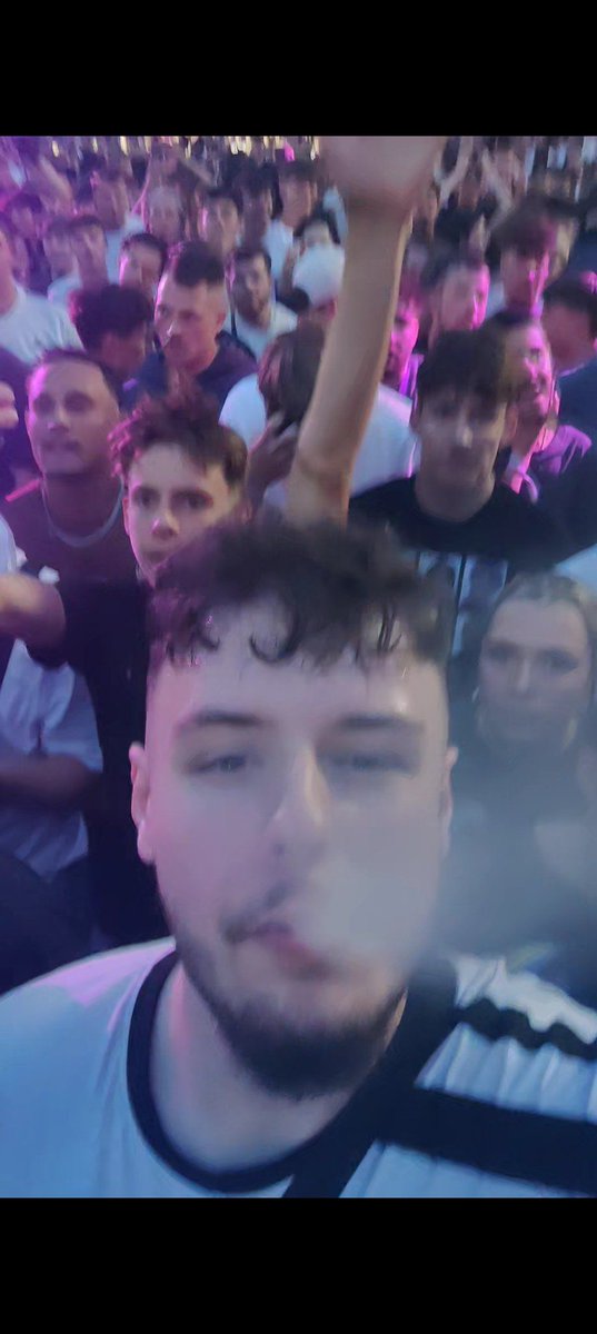 anthonnyfnbr's tweet photo. @effektx @whosenvi @noahcolonia Falls du ihn nicht erkennst kannst auch gerne mich ansprechen 😜 https://t.co/HQUCpGl0n9
