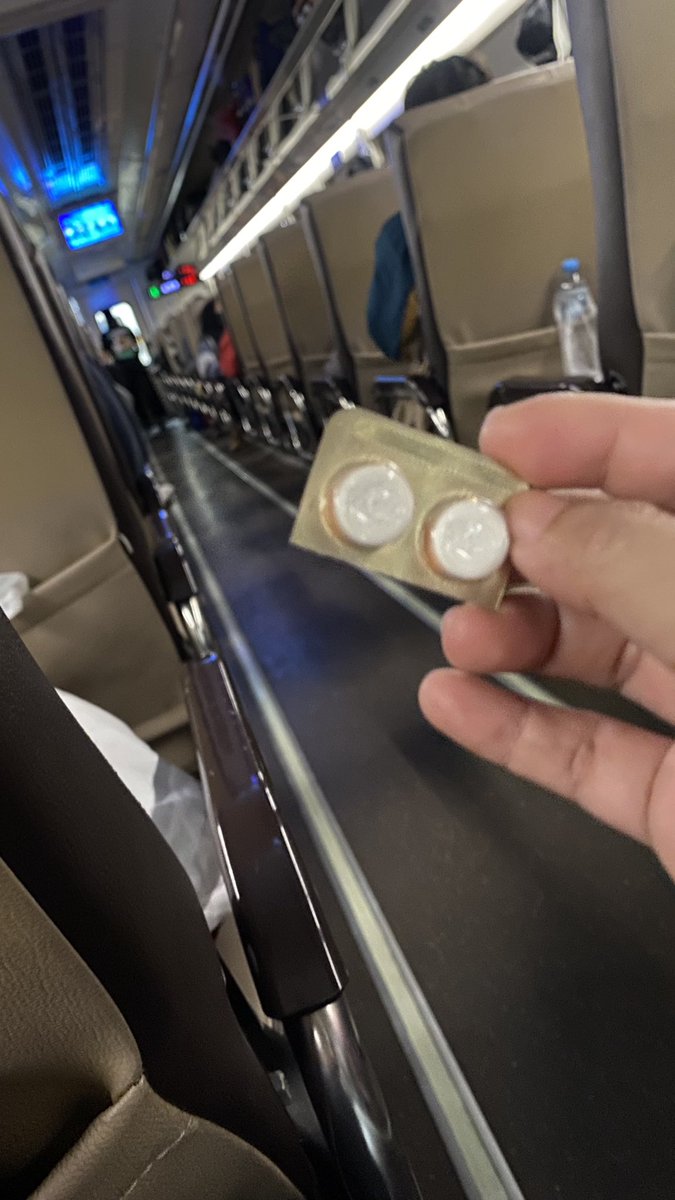 Emergency banget nih. Sakit kepala di perjalanan, nggak bawa obat, akhirnya nanya sama Pak Kondektur apakah di kereta tersedia obat sakit kepala. Ternyata ada! Alhamdulillah. Foto dulu buat bukti 😅

Terima kasih Pak Muntohir #KABogowonto <a href="/KAI121/">Kereta Api Indonesia</a>