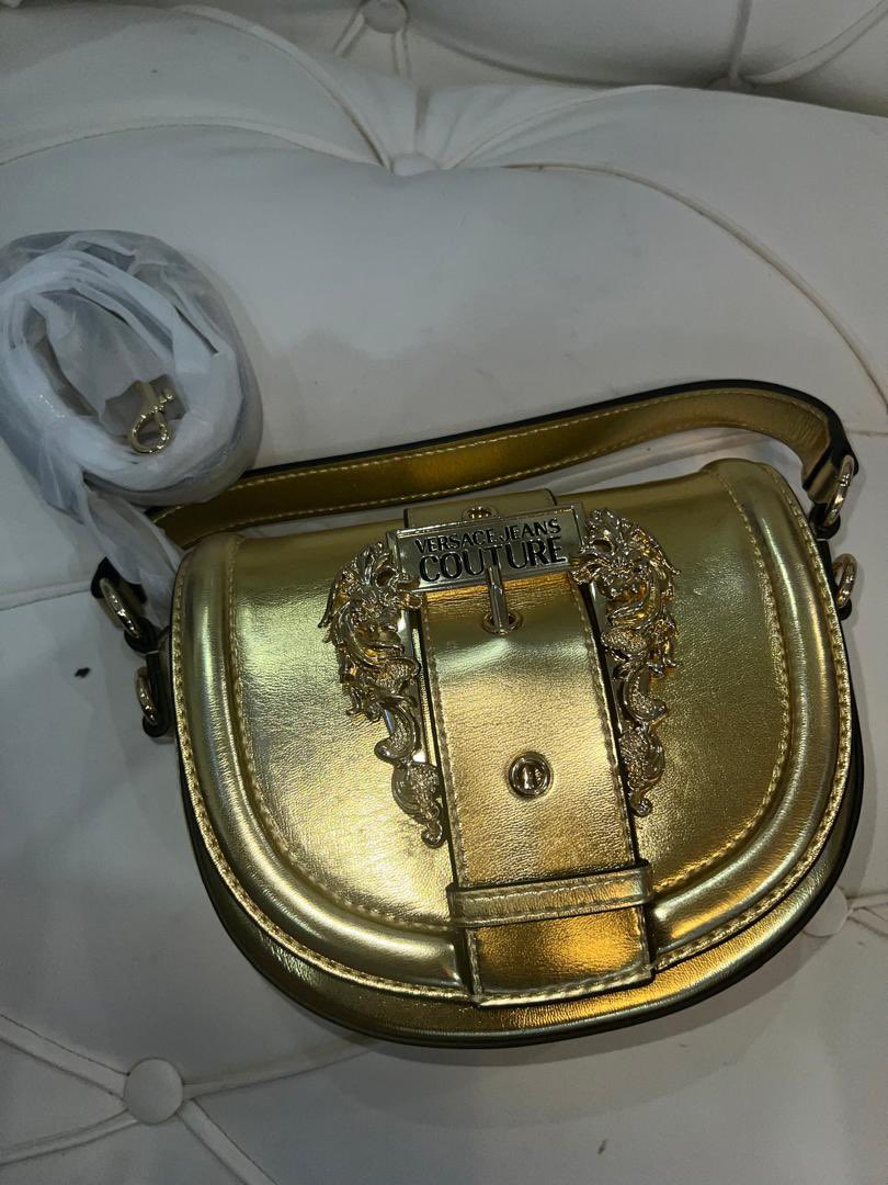 SisterSimi's tweet photo. I want to sell out this Versace bag. 

It has never been used. 

I’m selling it for 190,000 naira. 

You can do pay on delivery as well. https://t.co/PJzHxrt5pn