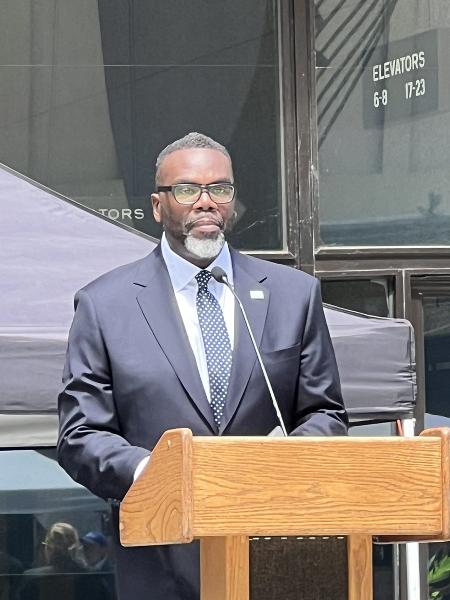 MDeatrick's tweet image. In #Chicago for the Convention, at a terrific interactive event uplifting the Great Lakes-84% of North  America's fresh water, Indigenous water protection leadership, and the need to protect these waters. Inspirational keynote by Mayor @Brandon4Chicago. Thank you #Biinaagami!