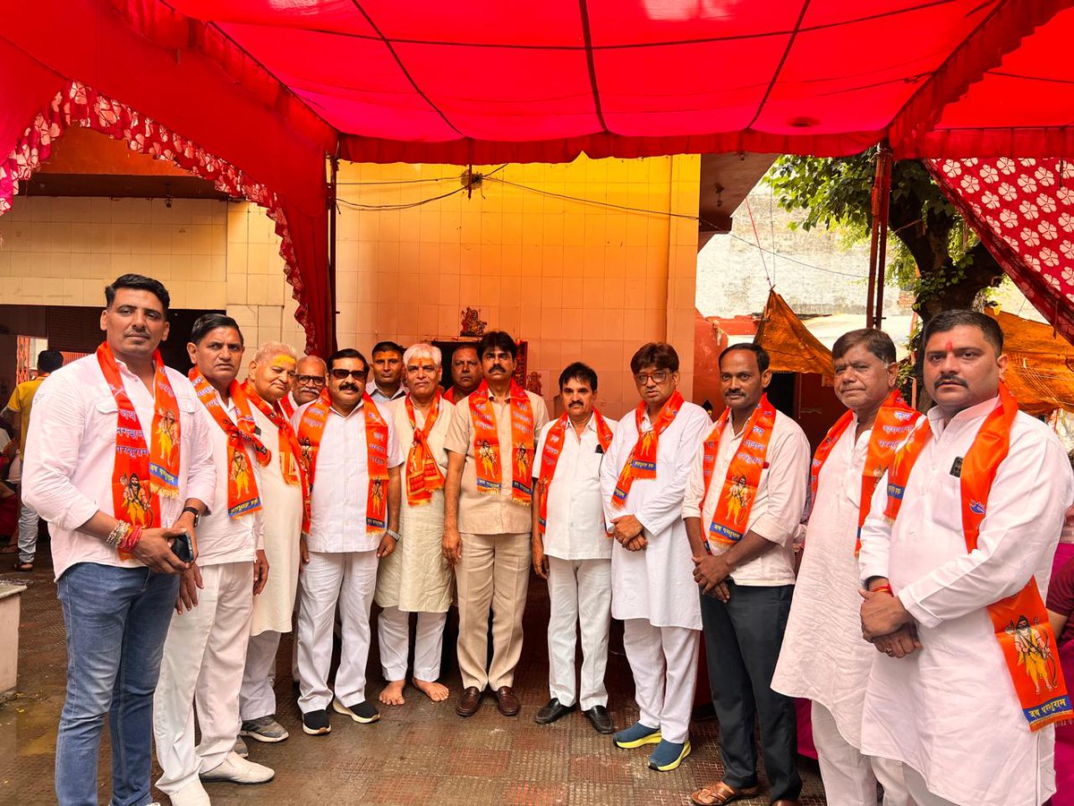 NBhardwajINC's tweet photo. संजय नगर शिव मंदिर गाजियाबाद में भगवान परशुराम की मूर्ति की प्राण प्रतिष्ठा में भागीदार हुआ और आशीर्वाद एवं प्रसाद ग्रहण किया l https://t.co/wxju7AVZZT