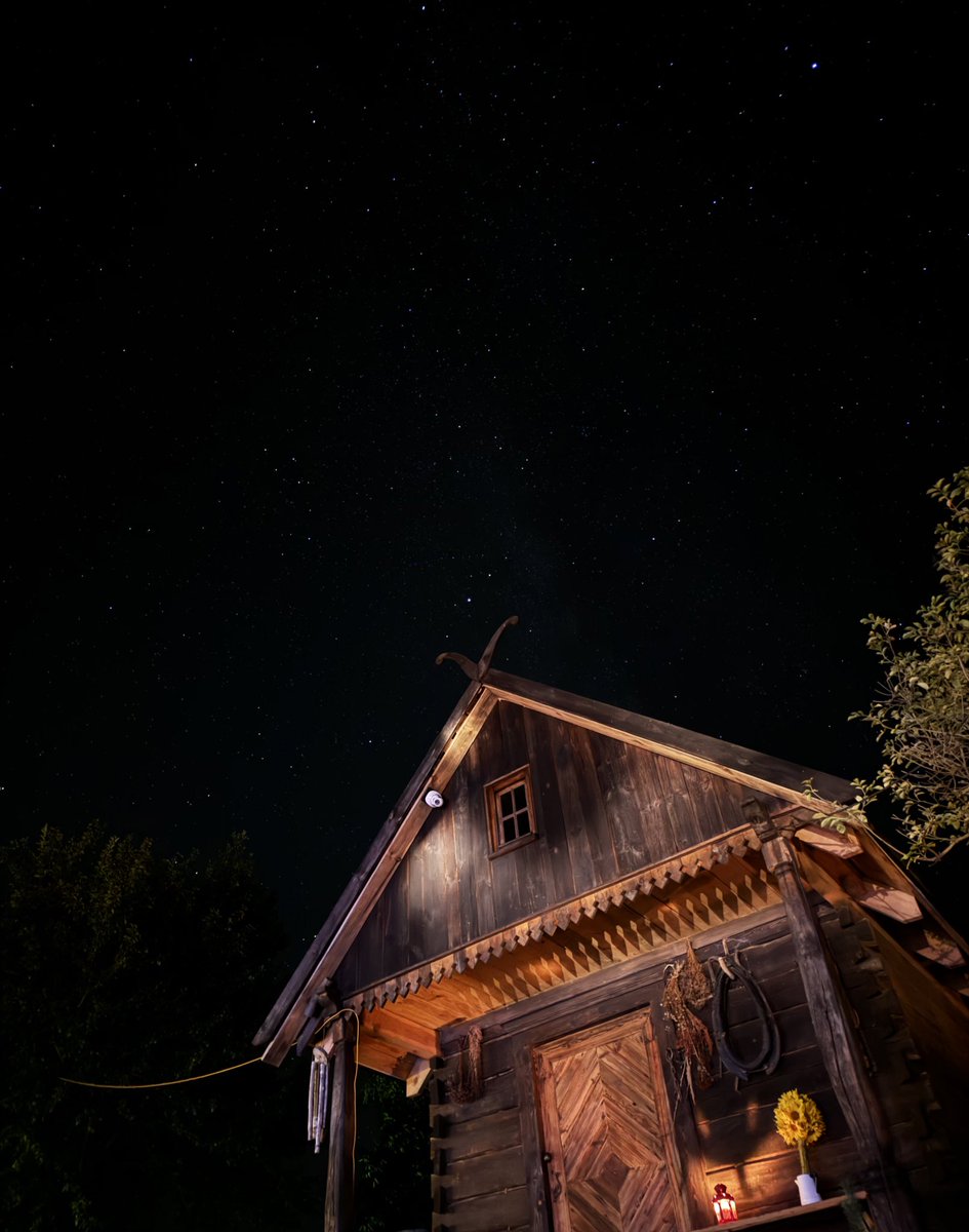 venustetae's tweet photo. pół roku używania i chyba w końcu ogarnęłam aparat w telefonie na tyle by robić nocne zdjęcia 🫠 https://t.co/d0bY99KwNZ