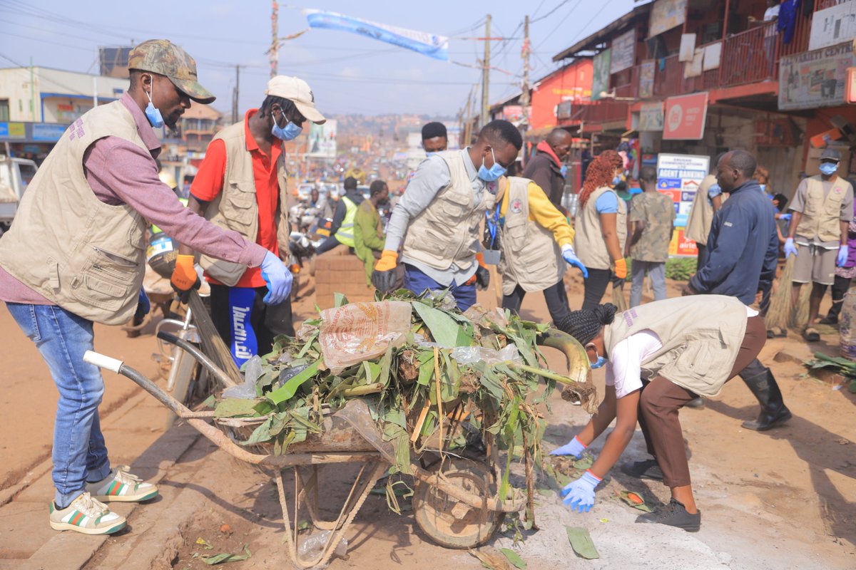 namutosiverhona's tweet image. Today I had the opportunity to participate in a clean-up initiative, at Nateete Market in Kampala. This experience served as a reminder of the role each of us plays in maintaining the cleanliness of our community.

#WasteManagement
#CommunityResponsibility