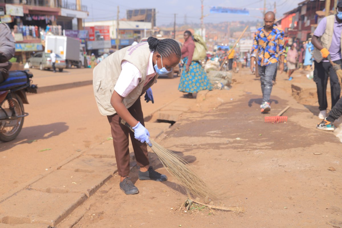 namutosiverhona's tweet image. Today I had the opportunity to participate in a clean-up initiative, at Nateete Market in Kampala. This experience served as a reminder of the role each of us plays in maintaining the cleanliness of our community.

#WasteManagement
#CommunityResponsibility