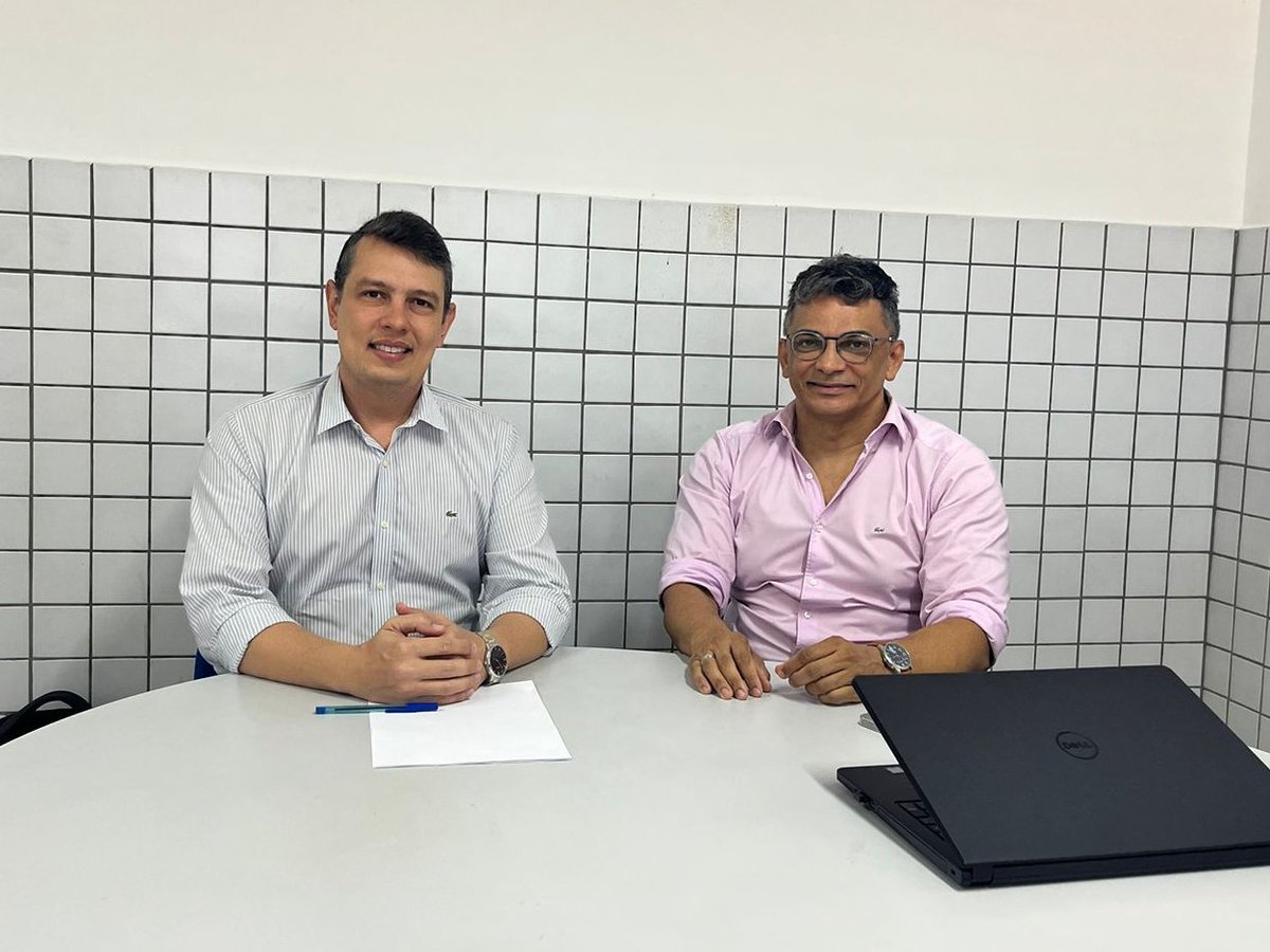 ufersa's tweet photo. Professor Rodrigo Codes, reitor nomeado, e professor Nildo Dias, vice-reitor eleito, anunciam os nomes da nova equipe para a gestão da Ufersa, que inicia a partir de 31 de agosto.

Confira a lista completa no #PortalUfersa.

https://t.co/gy5iQpZoyK https://t.co/PIIKBKFFWG