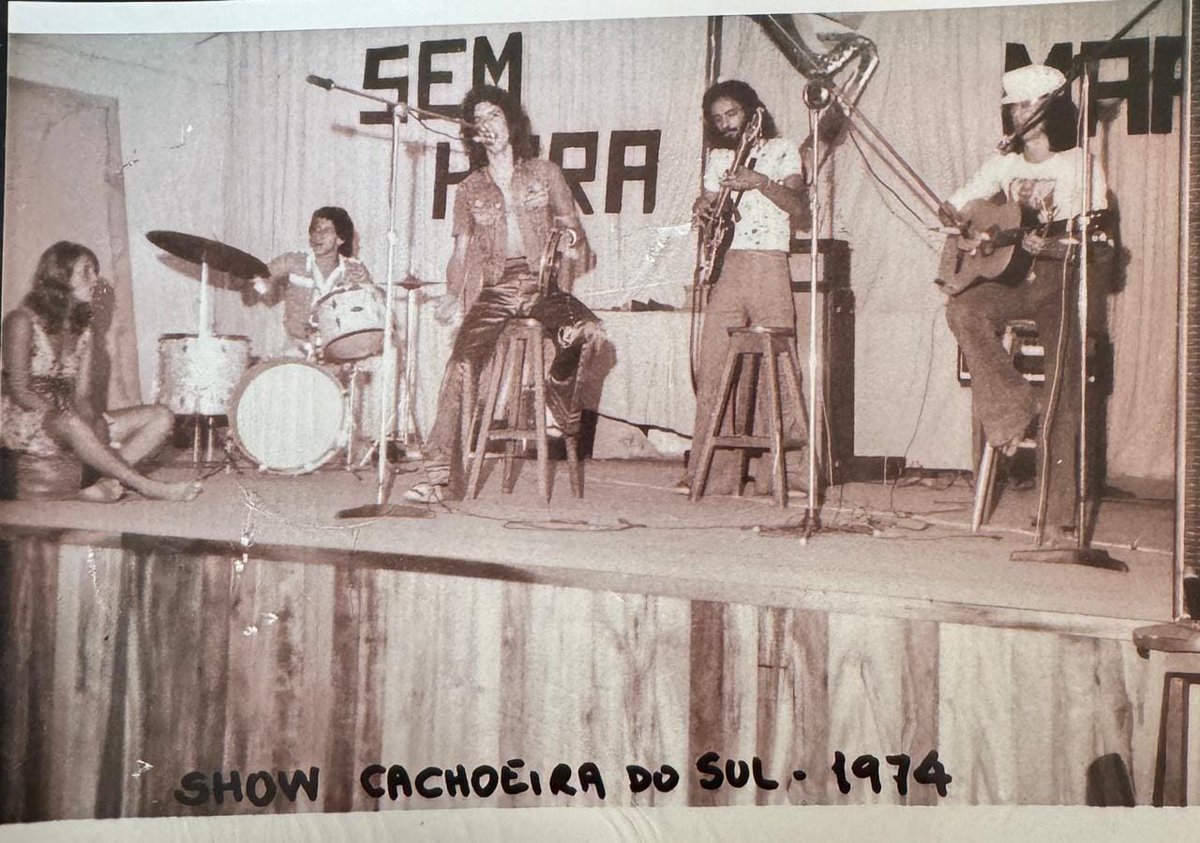 Há 50 anos, Ubiratan Carlos Gomes, o Bira, estreava em palcos junto ao seu irmão Tiarajú, além da companhia de Maria Luiza, Teco e Ari, no show “Sem hora marcada”, no Belas Artes, espaço icônico da cultura sul cachoeirense. #Música #UbiratanCarlosGomes
coletivocatarse.com.br/2024/08/09/ha-…