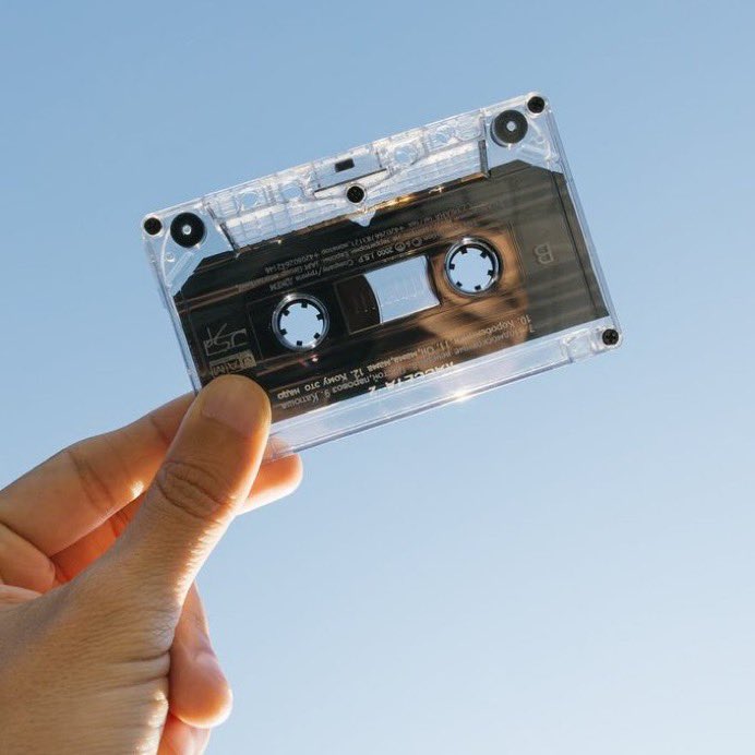 choquei's tweet photo. 🚨VEJA: Liniker revela que seu mais novo álbum “CAJU”, foi gravado de forma analógica:

 “O processo de gravar o disco na fita cria uma textura muito especial. Se você prestar atenção, dá para ouvir o chiado dela rodando”, https://t.co/TWV2p7vGFw