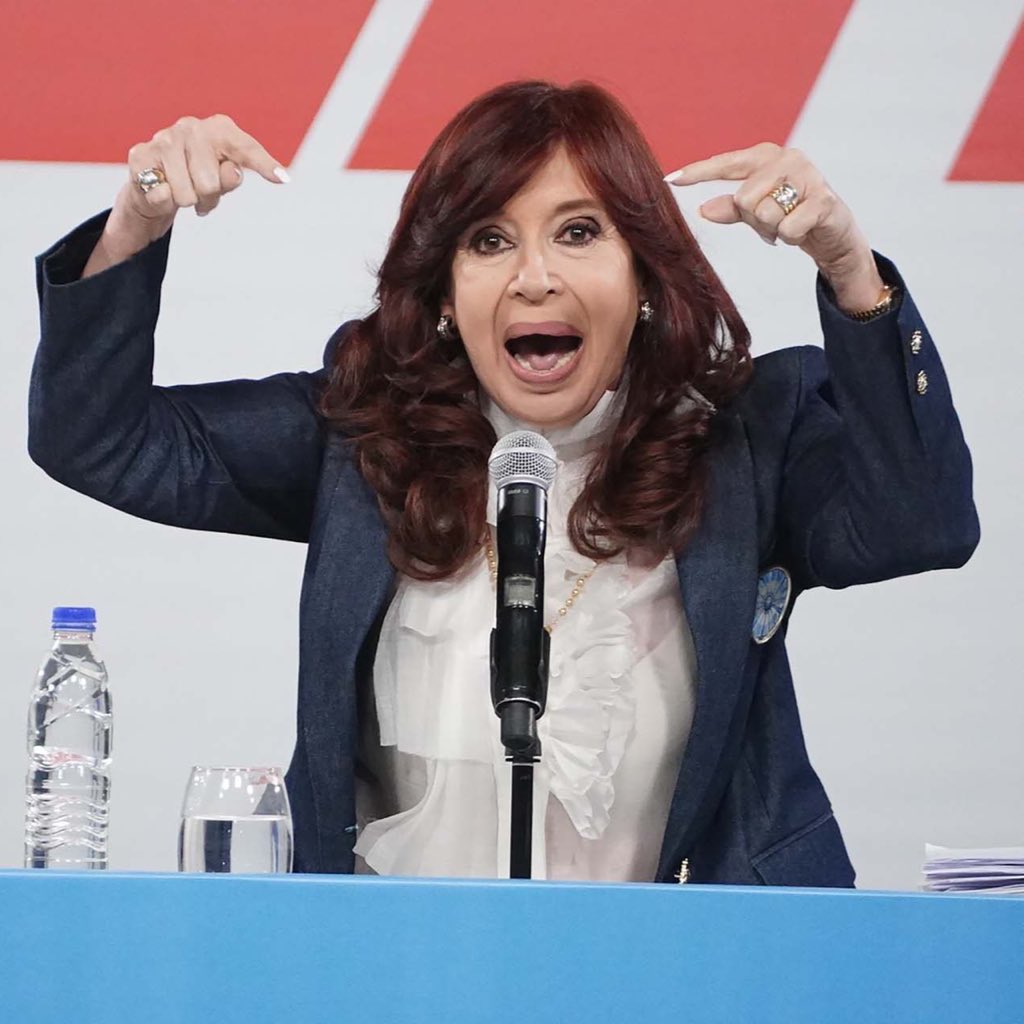 peladodelatv's tweet photo. 🚨 |  JUNTAN LIKES PARA METER A CRISTINA PRESA Y EMBARGARLE HASTA EL ÚLTIMO CENTAVO. ME AYUDAN CON UN LIKE 👇 https://t.co/knWBbykHx4