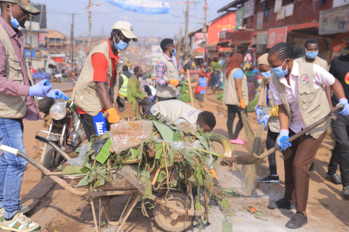 namutosiverhona's tweet image. Today I had the opportunity to participate in a clean-up initiative, at Nateete Market in Kampala. This experience served as a reminder of the role each of us plays in maintaining the cleanliness of our community.

#WasteManagement
#CommunityResponsibility
