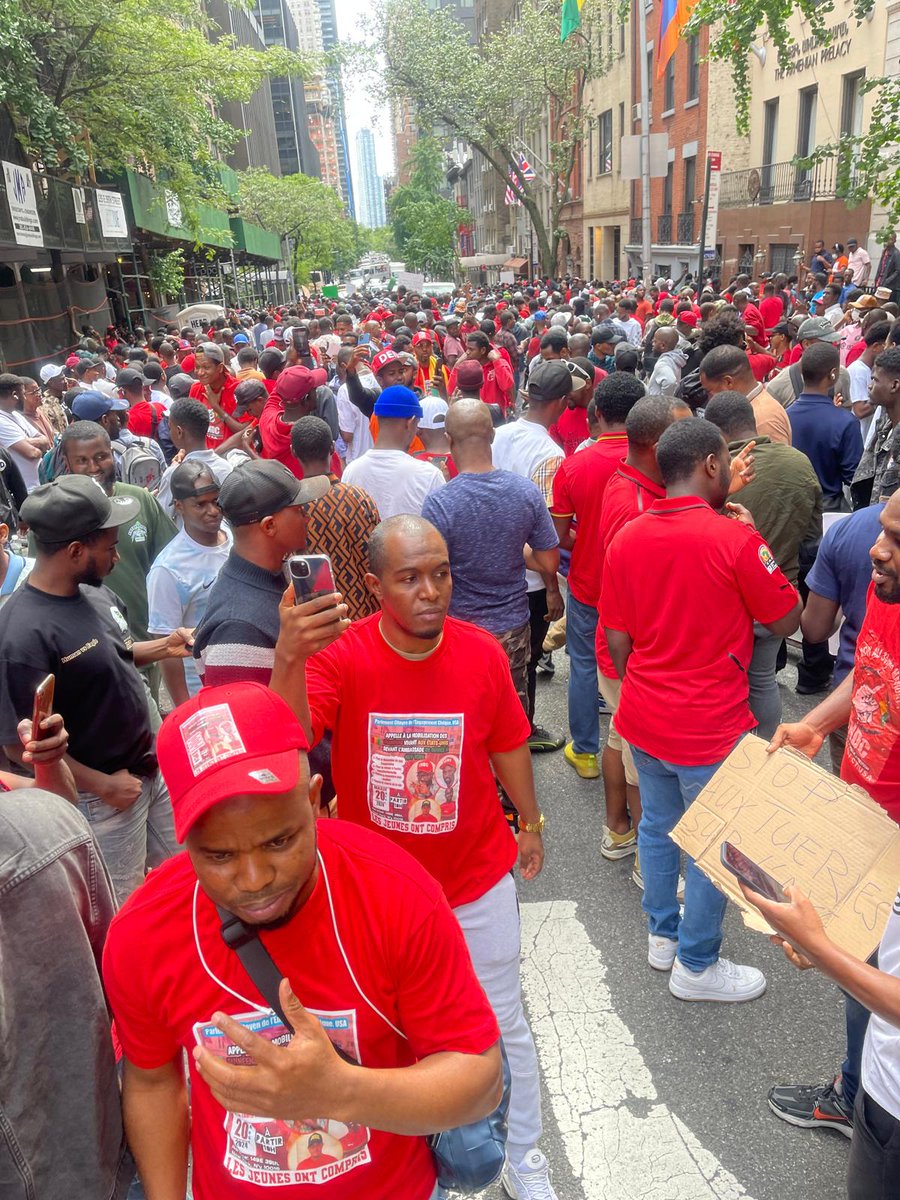 Africaguinee's tweet photo. 🚨New York🇺🇸. Forte mobilisation de guinéens pour exiger la libération de Foniké Mengué et Billo Bah. https://t.co/t8kz6ZoNOR ⤵️ https://t.co/OXJrA6Wn5u