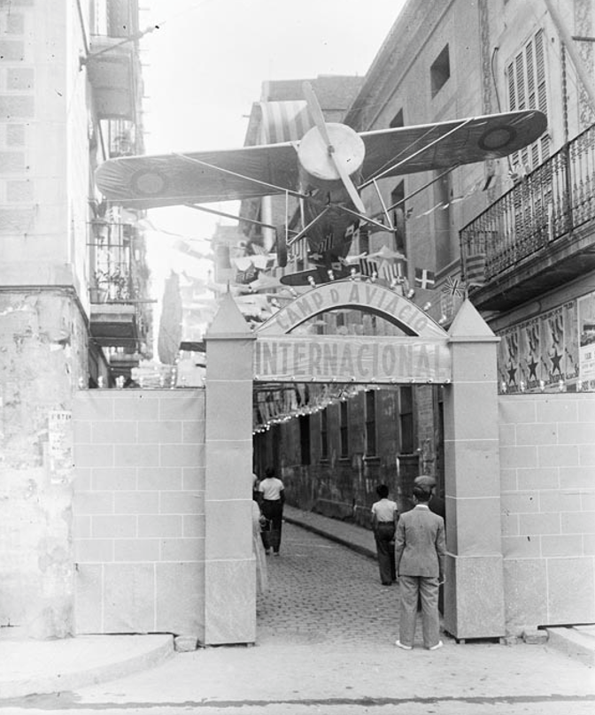 Camp d'aviació al carrer Llibertat, 1935.

📷 Josep Maria Sagarra / ANC