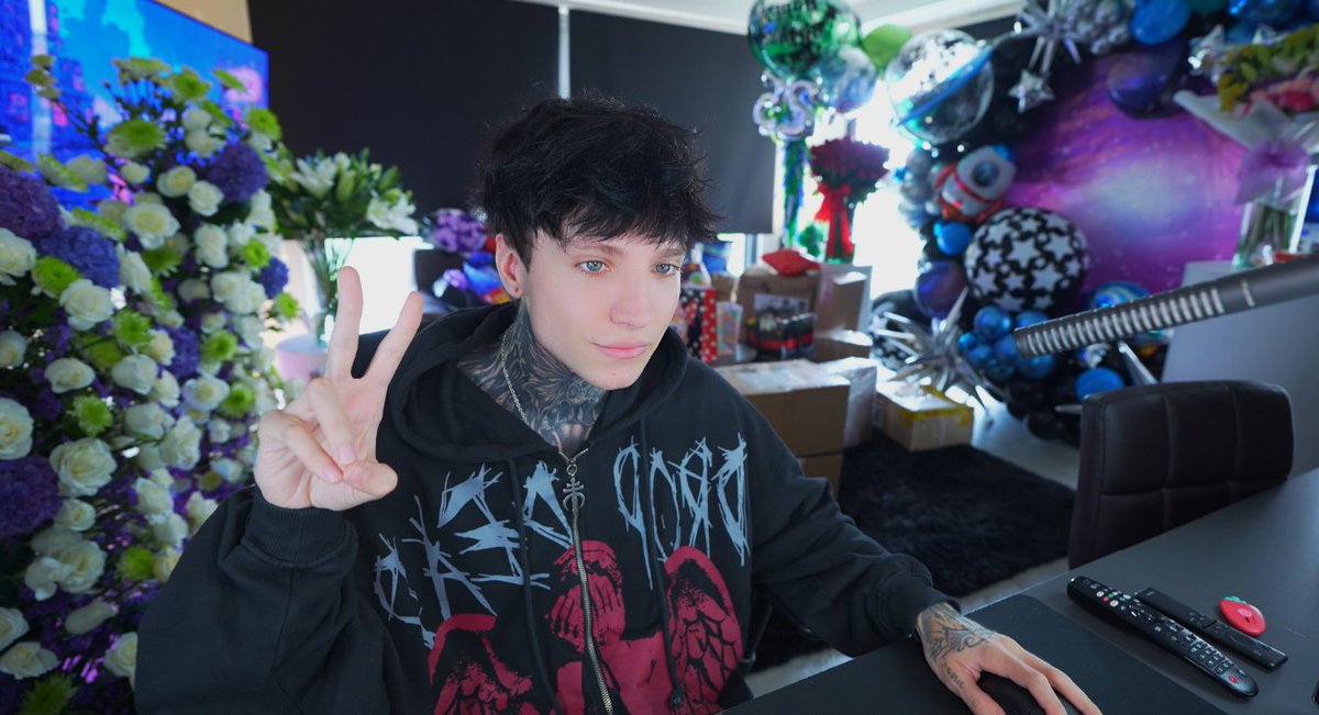 xCryboy's tweet photo. 12 HORAS CON CRY ESPECIAL CUMPLEAÑOS https://t.co/TygJMfYsgc https://t.co/wIbarKZnQo