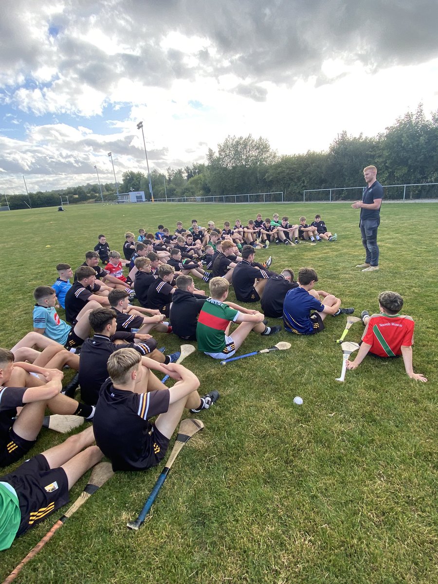 KilkennyCandG's tweet photo. Kilkenny hurler Adrian Mullen giving some advice to our Na Cait Óga academy U14 players ahead of their Tony Forristal competition this wkd @KilkennyCLG #earnyourstripes Proudoy sponsored by @CluneTech https://t.co/aNqpViIpdp
