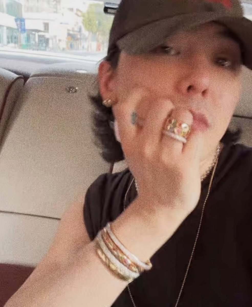 livmarktuan's tweet photo. G-Dragon is 36 years old, but he was also once…

                                   — a thread! https://t.co/YDuaXlJygn